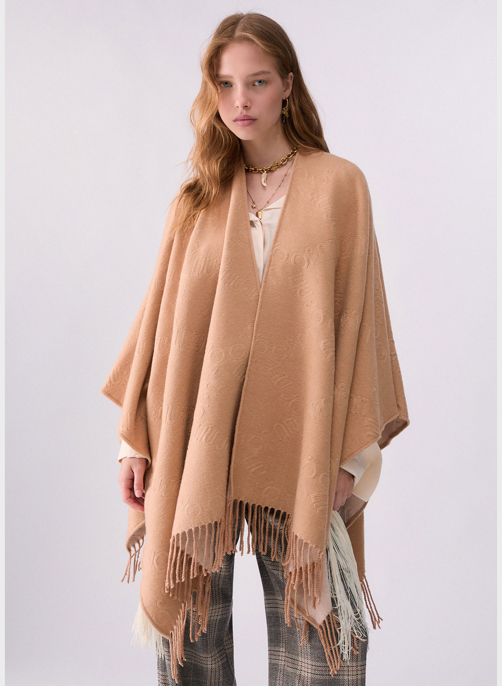 Poncho Con Logo Embossed
