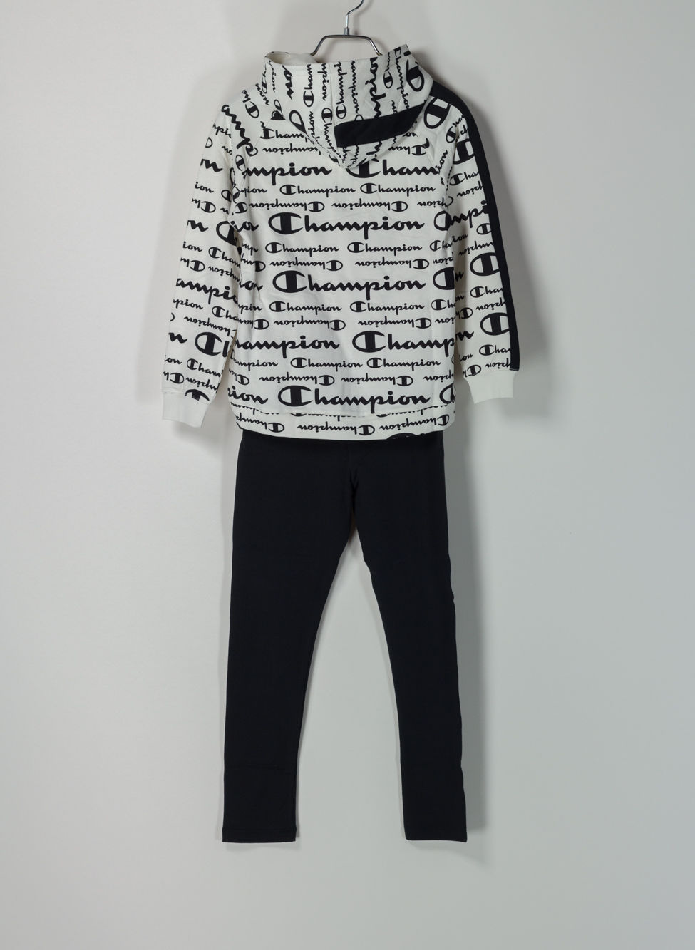 tuta champion con scritta sulla gamba